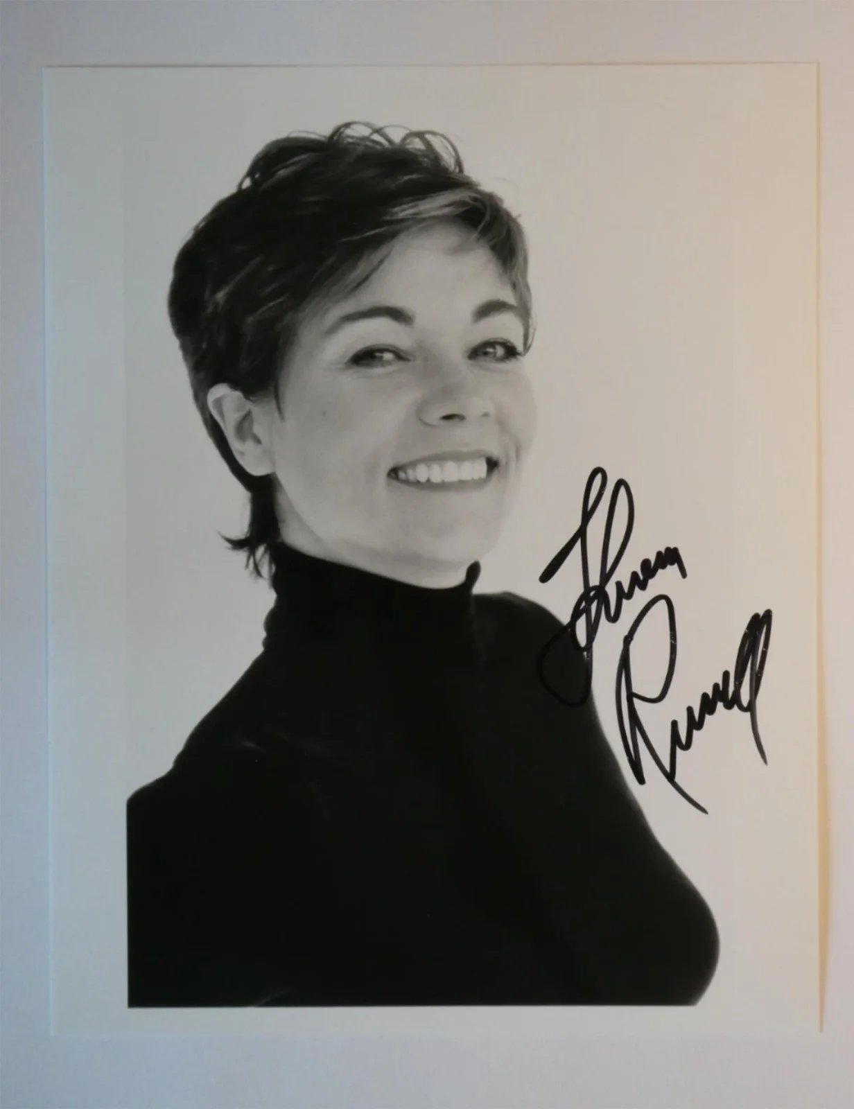 Theresa Russell — Theresa Russell Signed B&W 8x10 Photo Autographed