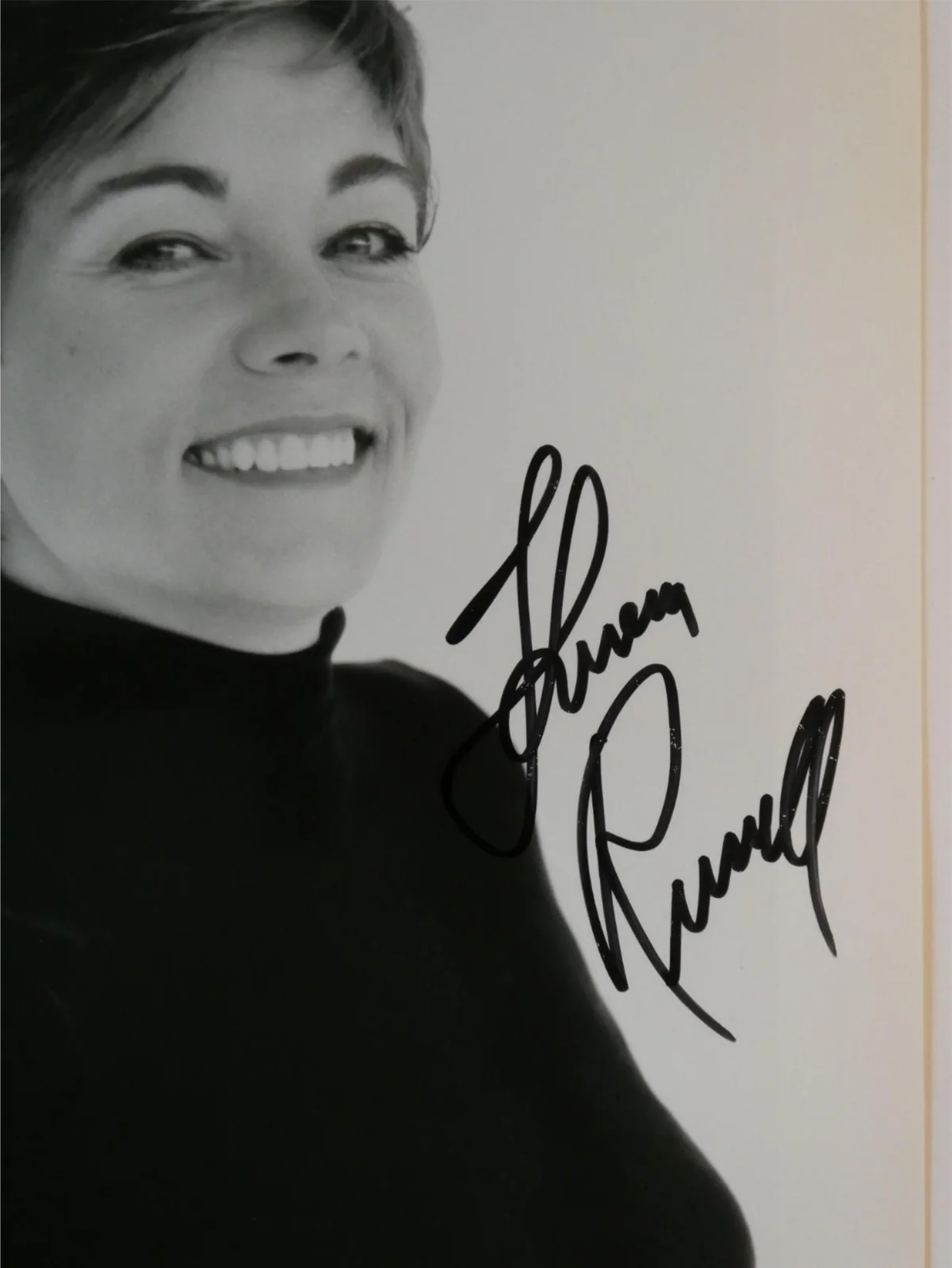 Theresa Russell — Theresa Russell Signed B&W 8x10 Photo Autographed, изображение 2