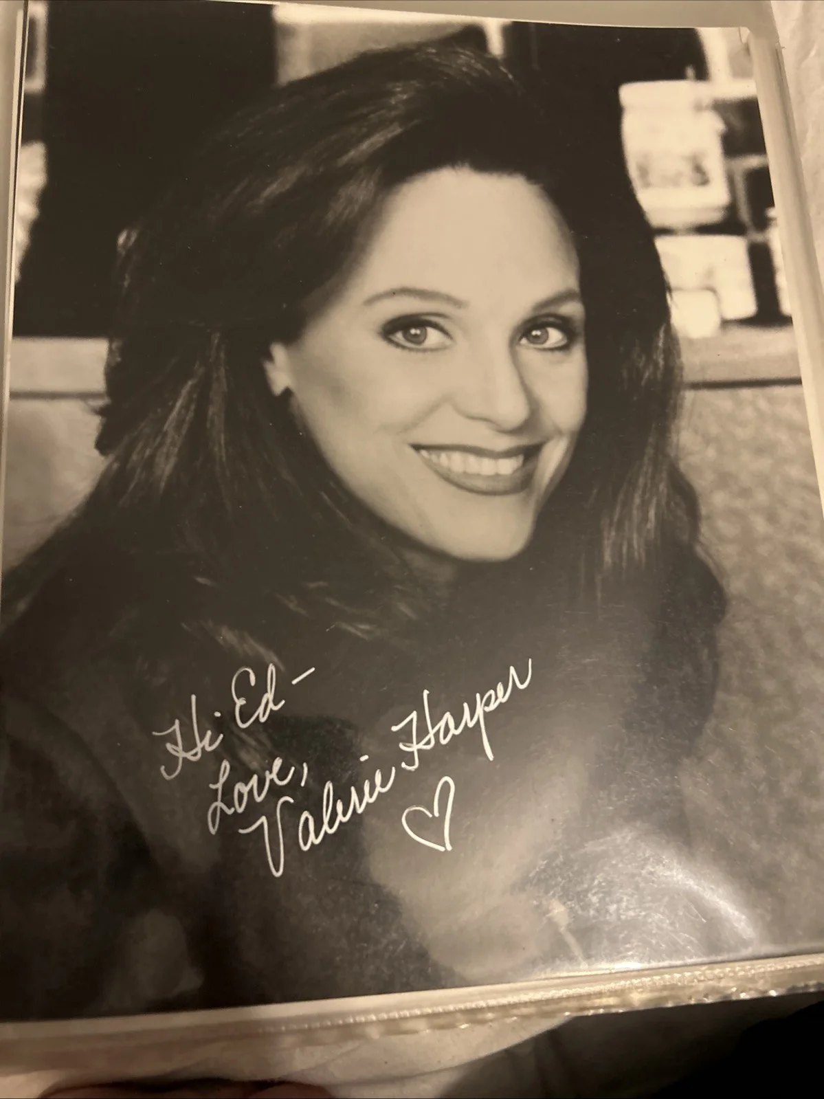 Valerie Harper — Valerie Harper Autographed 8 X 10 Black-And-White Photo, изображение 2