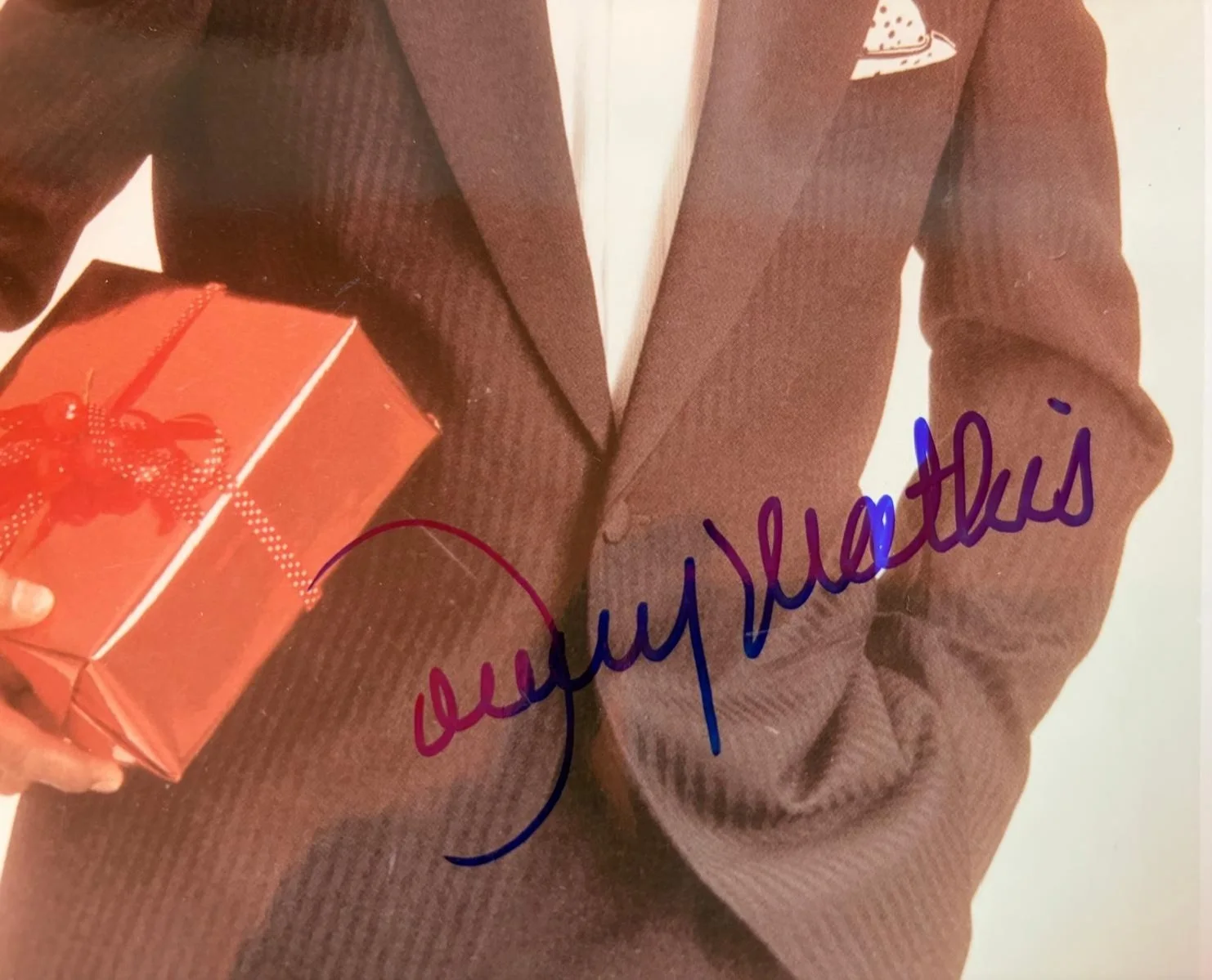 Johnny Mathis — JOHNNY MATHIS SIGNED AUTO 8X10 PHOTO CHANCES ARE JOHNNYS GREATEST HITS PSA A, изображение 2