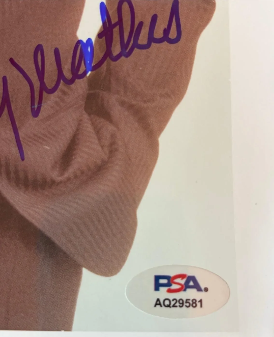Johnny Mathis — JOHNNY MATHIS SIGNED AUTO 8X10 PHOTO CHANCES ARE JOHNNYS GREATEST HITS PSA A, изображение 3