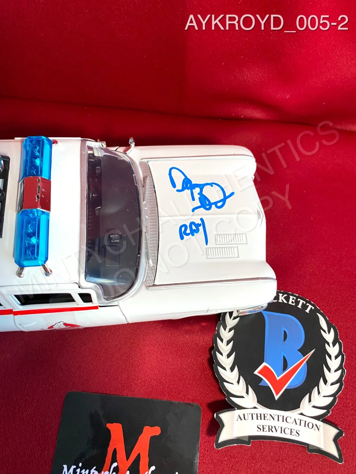 Dan Aykroyd — Dan Aykroyd signed 1:24 scale Jada Toys Ghostbusters Ecto 1 diecast car Beckett, изображение 2