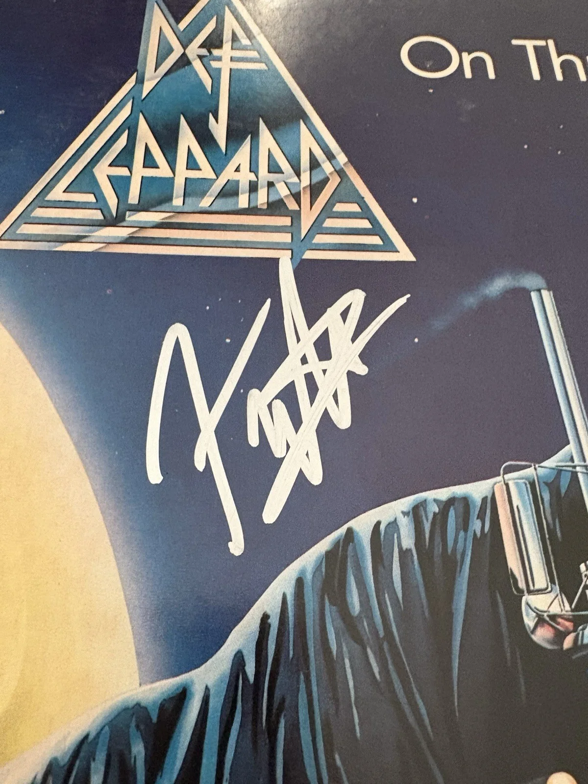 Def Leppard On Through The Night vinyl Signed / Autographed by Joe Elliott COA, изображение 2