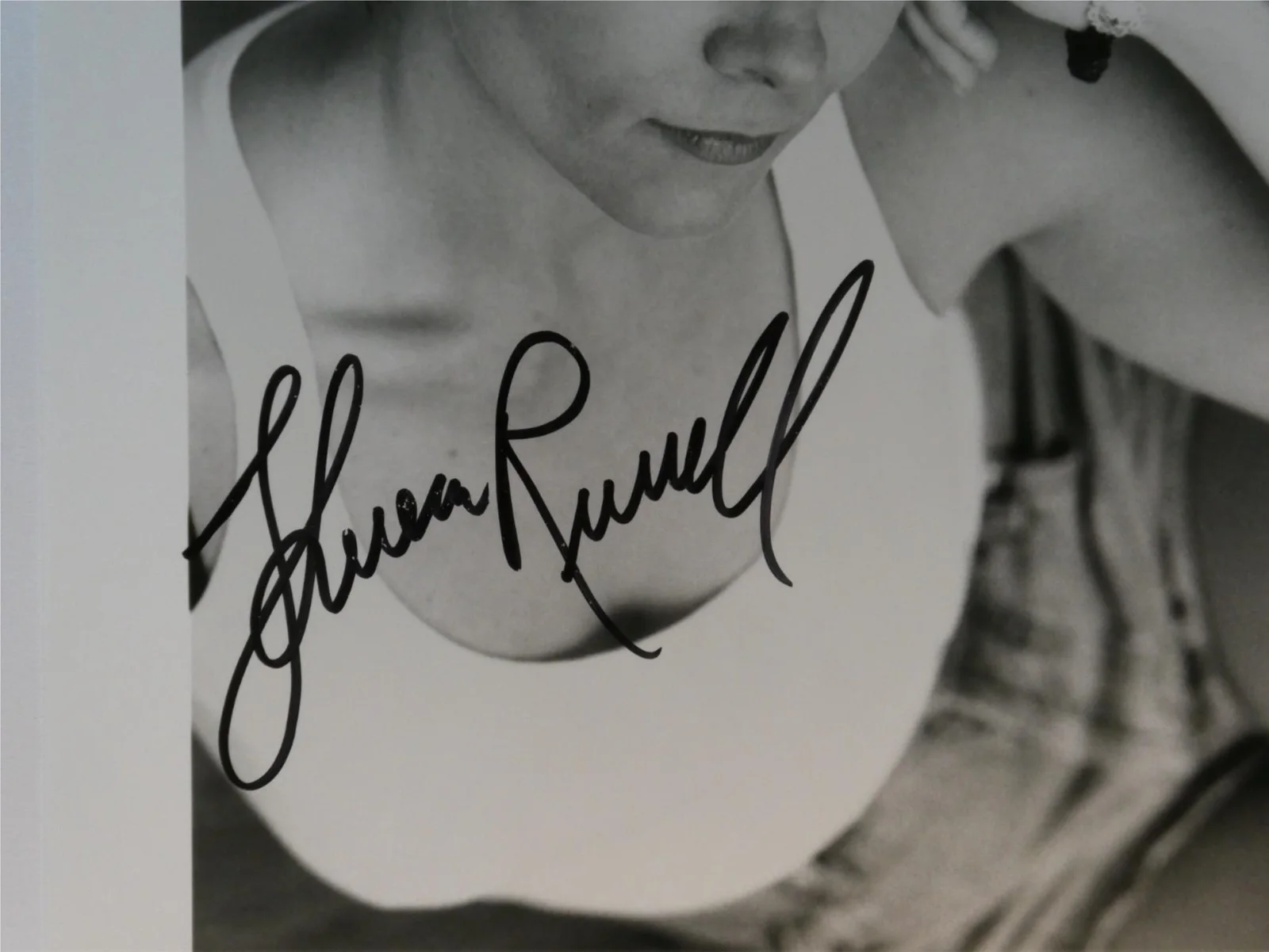 Theresa Russell — Theresa Russell Signed B&W 8x10 Photo Autographed, image 2
