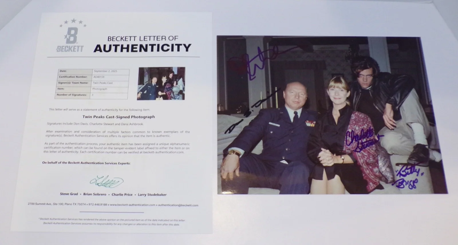 Don S. Davis, Dana Ashbrook, Charlotte Stewart — TWIN PEAKS Cast: Don S Davis Dana Ashbrook Charlotte Stewart SIGNED 8x10 BAS COA
