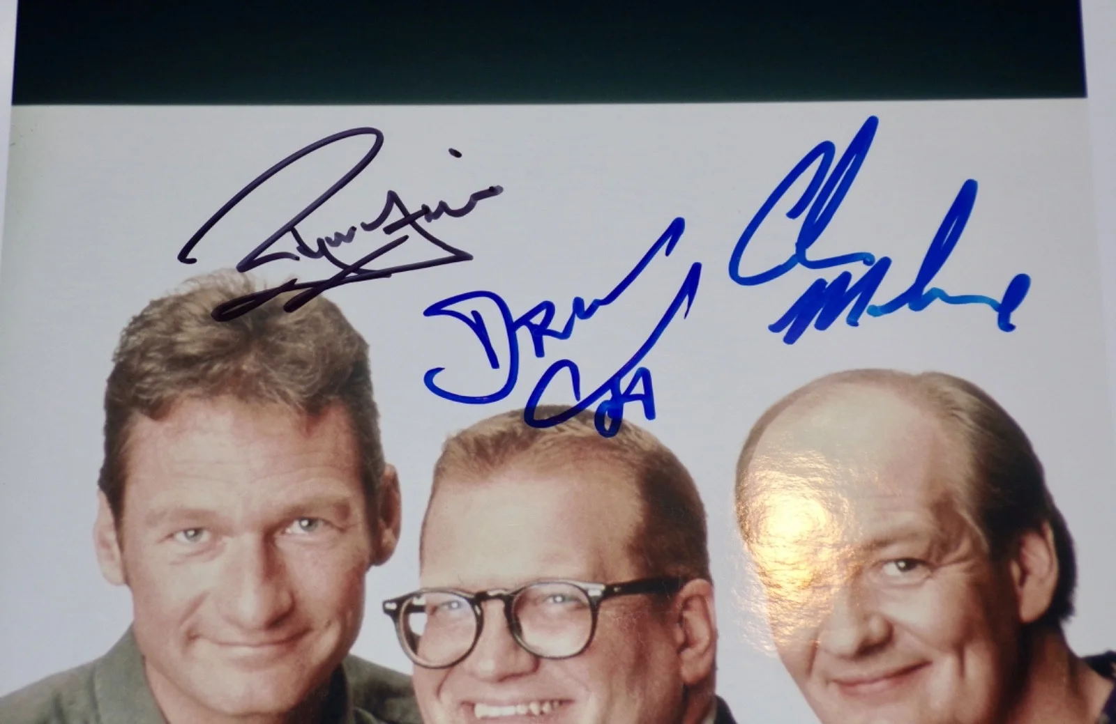 Drew Carey, Colin Mochrie, Ryan Stiles — Whose Line Is It Anyway DREW CAREY RYAN STILES COLIN MOCHRIE Signed 8x10 BAS COA, изображение 3