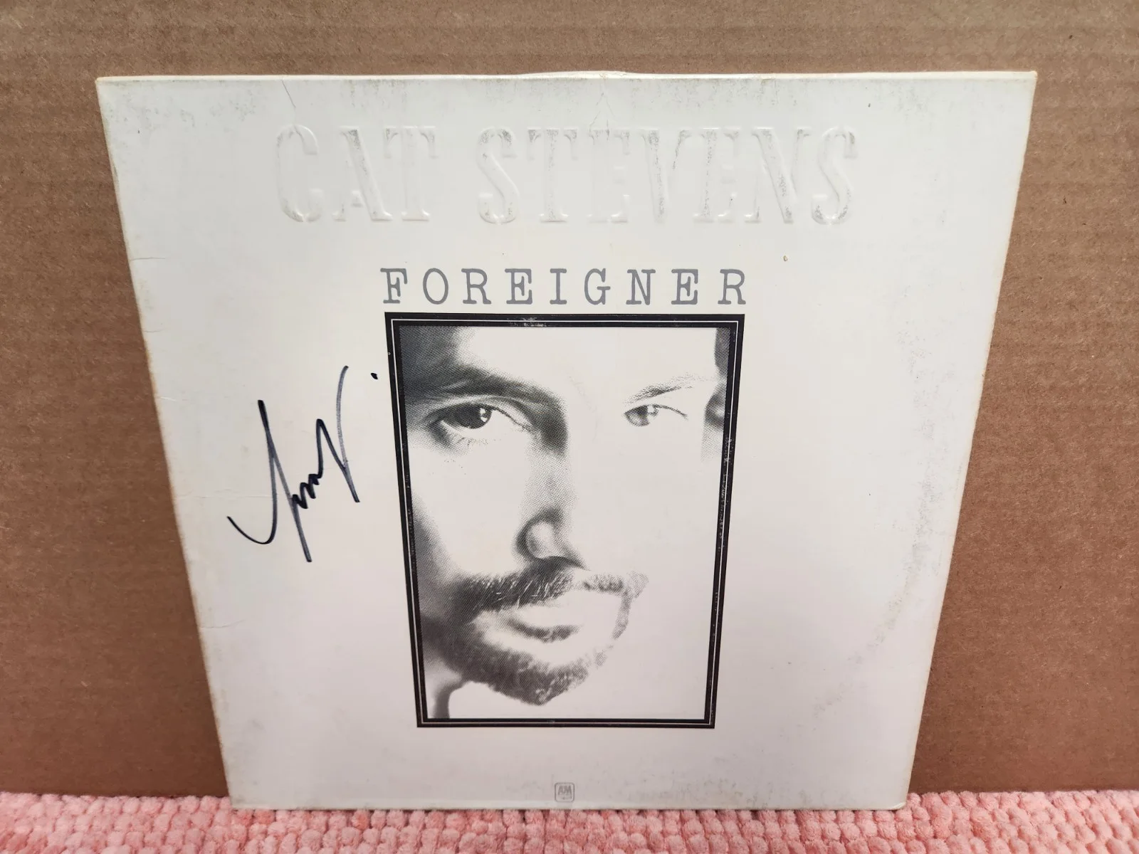 Yusuf Islam / Cat Stevens — Yusuf Islam AKA Cat Stevens SIGNED "Foreigner" Vinyl Album Cat Stevens AUTOGRAPH, изображение 2