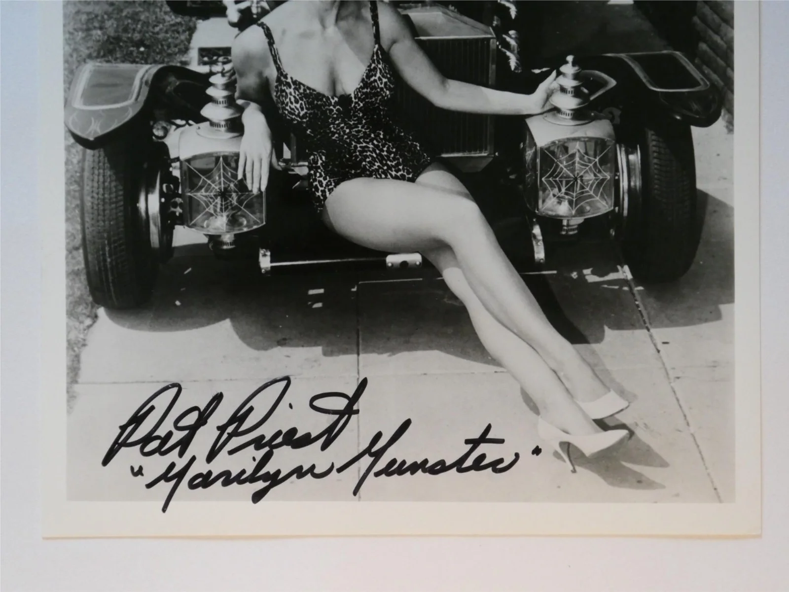 Pat Priest — Pat Priest Signed B&W 8x10 Photo Autographed The Munsters, image 2