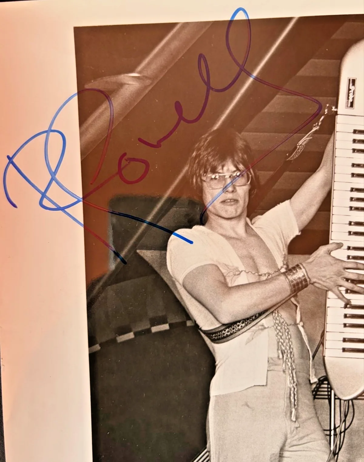 Roger Powell — ROGER POWELL SIGNED AUTOGRAPHED 8X10 PHOTO UTOPIA RUNDGREN RARE PROBE PSA, изображение 3