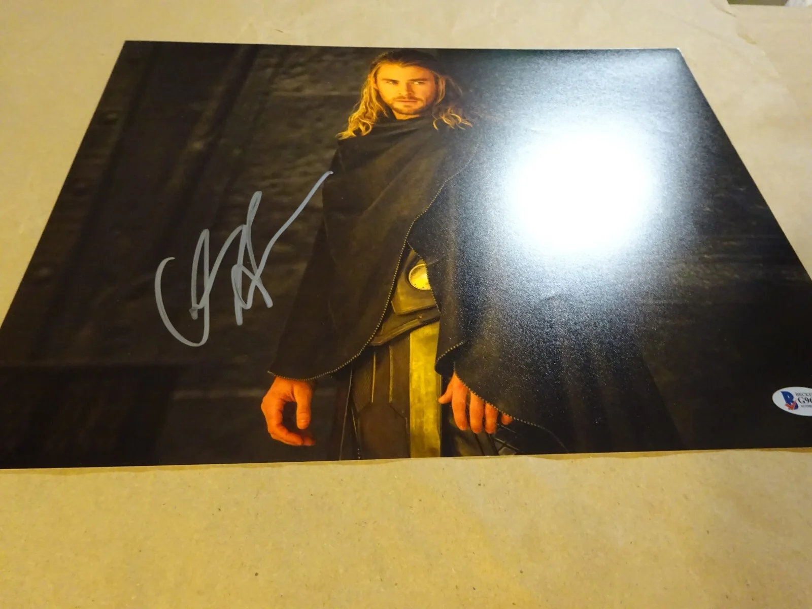 Chris Hemsworth — Signed Chris Hemsworth Autographed 11"x14" Photo Thor Beckett BAS COA, изображение 2