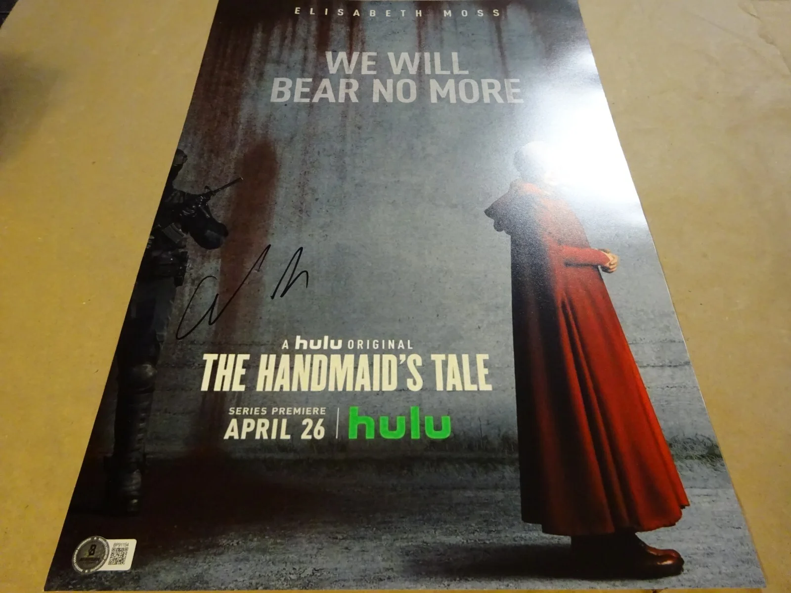 Elisabeth Moss — Signed Elisabeth Moss Autographed The Handmaid's Tale 12"x18" Photo BAS COA, изображение 2