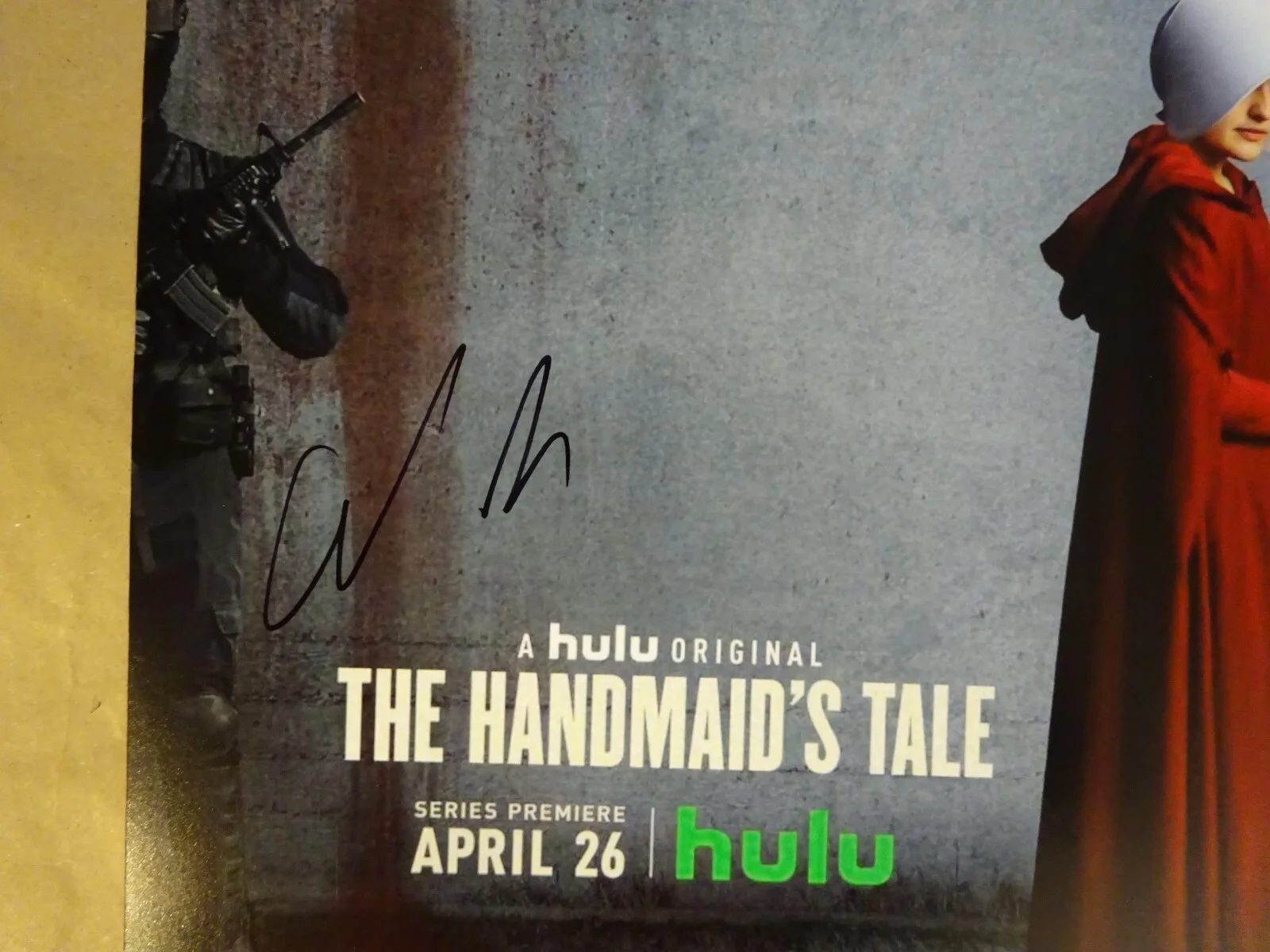 Elisabeth Moss — Signed Elisabeth Moss Autographed The Handmaid's Tale 12"x18" Photo BAS COA, изображение 3