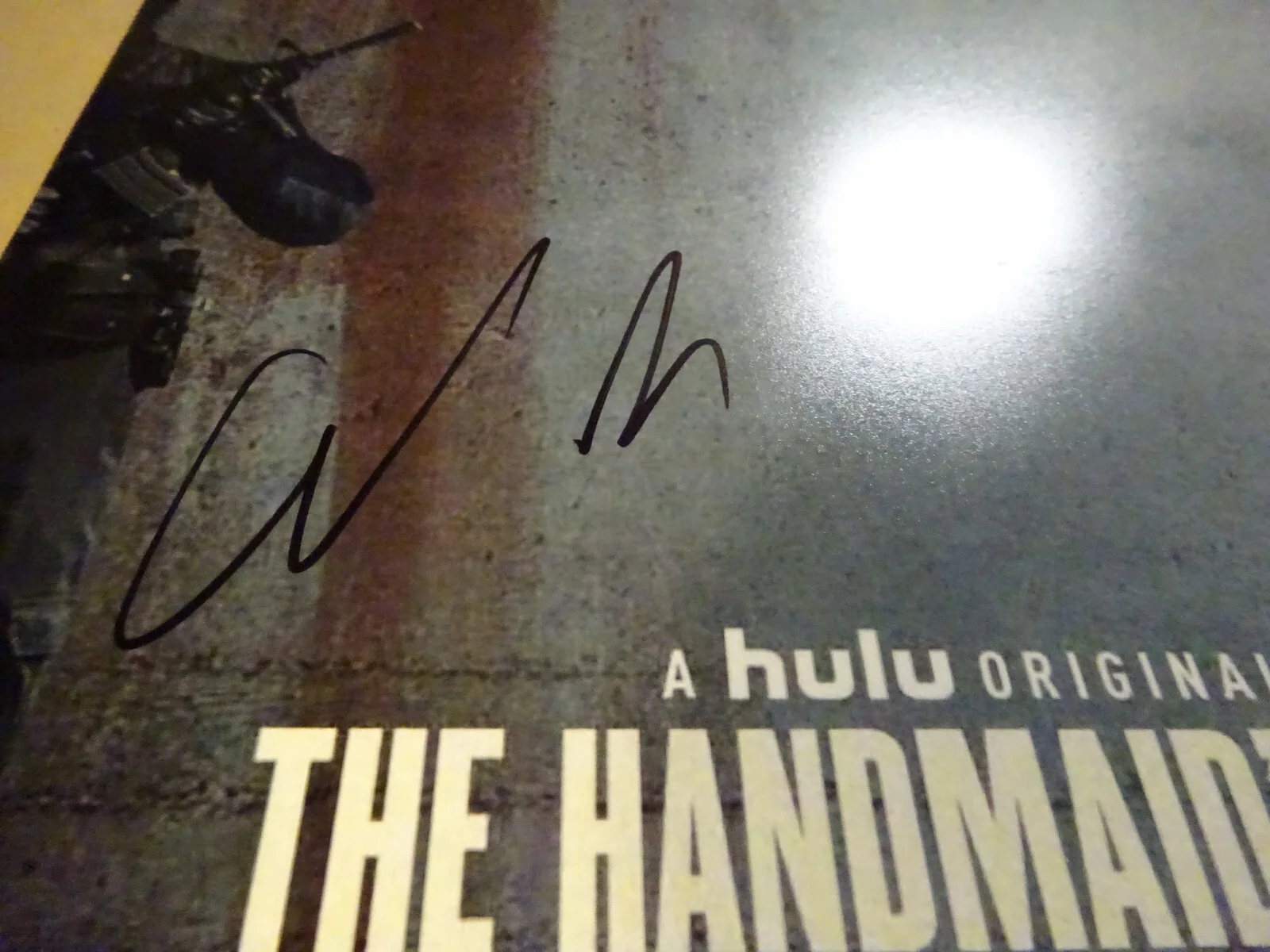 Elisabeth Moss — Signed Elisabeth Moss Autographed The Handmaid's Tale 12"x18" Photo BAS COA, изображение 4
