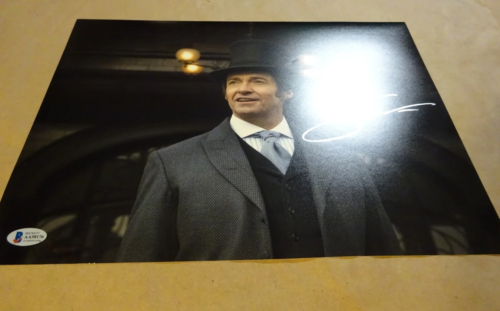 Hugh Jackman — Signed Hugh Jackman Autographed 11"x14" Photo The Greatest Showman Beckett COA, image 2
