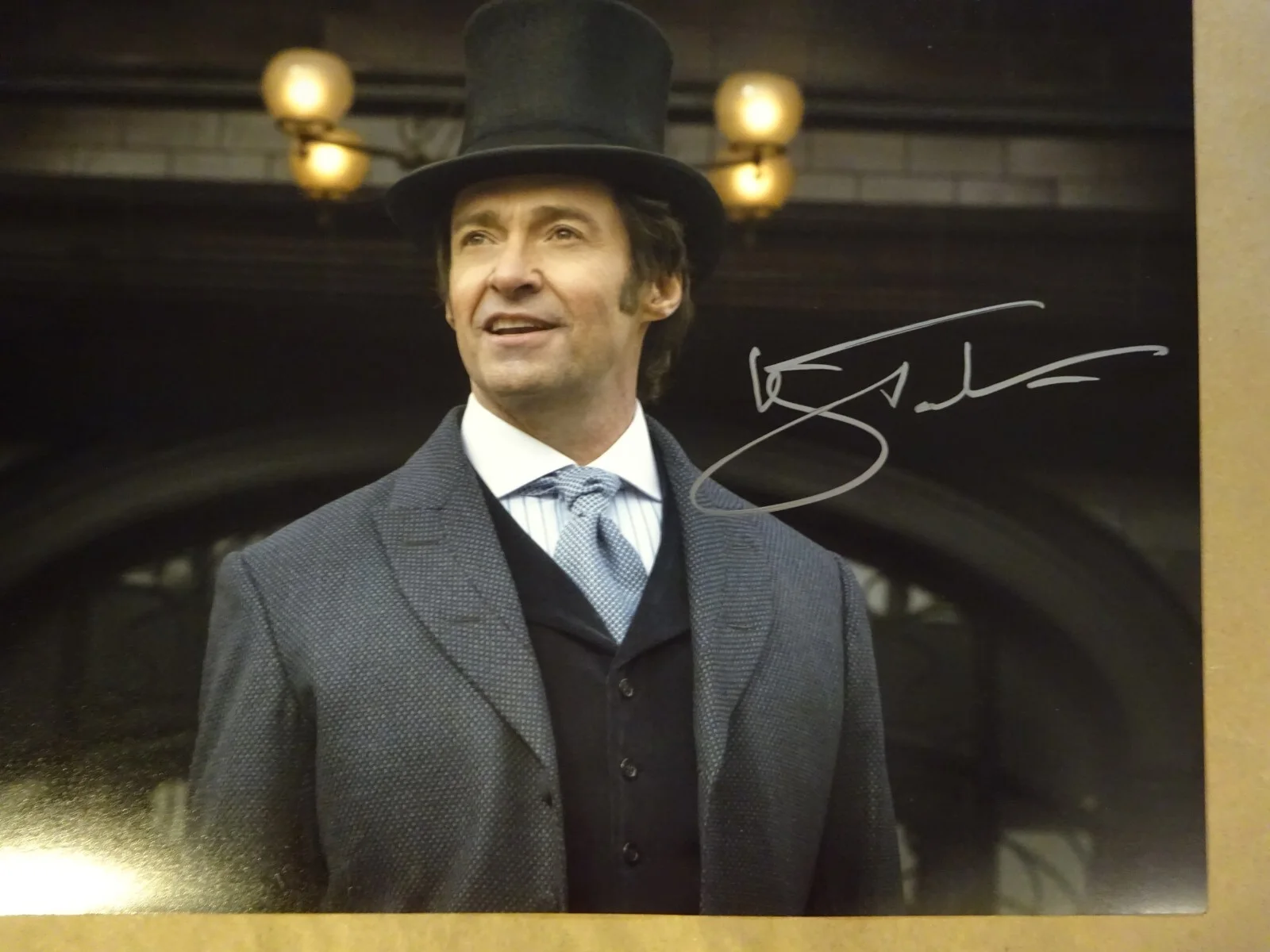Hugh Jackman — Signed Hugh Jackman Autographed 11"x14" Photo The Greatest Showman Beckett COA, image 3