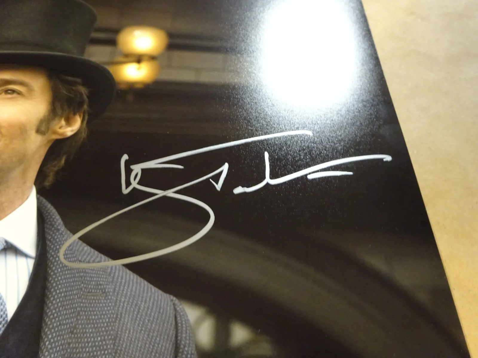 Hugh Jackman — Signed Hugh Jackman Autographed 11"x14" Photo The Greatest Showman Beckett COA, image 4