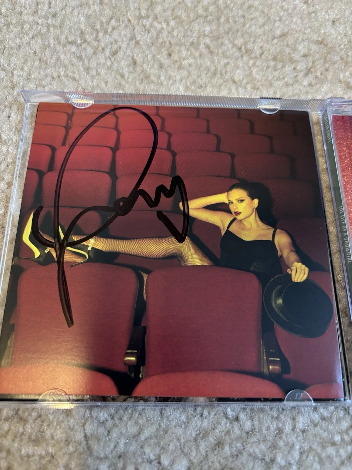 Taylor Swift The Life of a Showgirl CD + Hand Signed Photo 4 Unsealed, изображение 2