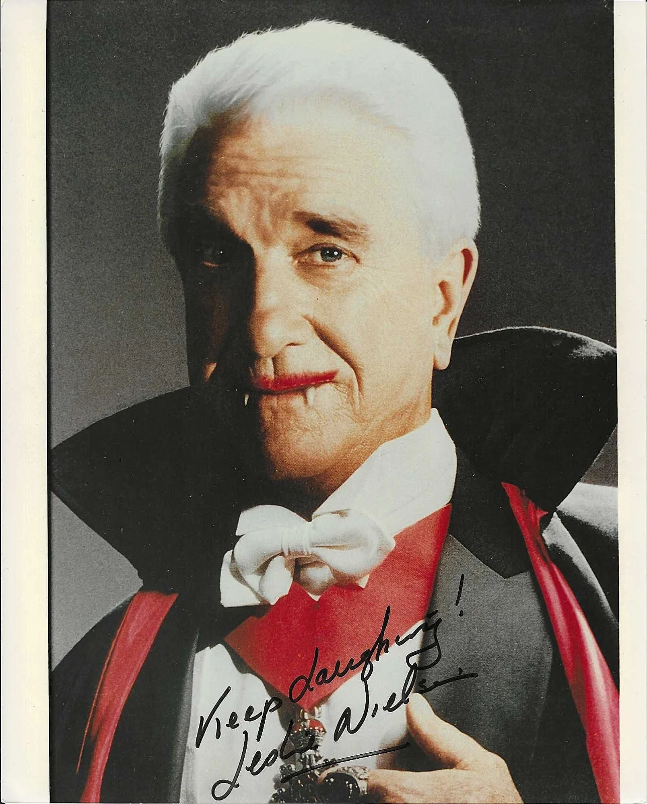 LESLIE NIELSEN — LESLIE NIELSEN HAND SIGNED PHOTO 1995 FILM 'DRACULA DEAD AND LOVING IT' 8x10