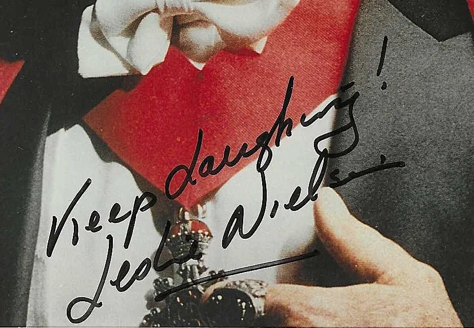LESLIE NIELSEN — LESLIE NIELSEN HAND SIGNED PHOTO 1995 FILM 'DRACULA DEAD AND LOVING IT' 8x10, изображение 2