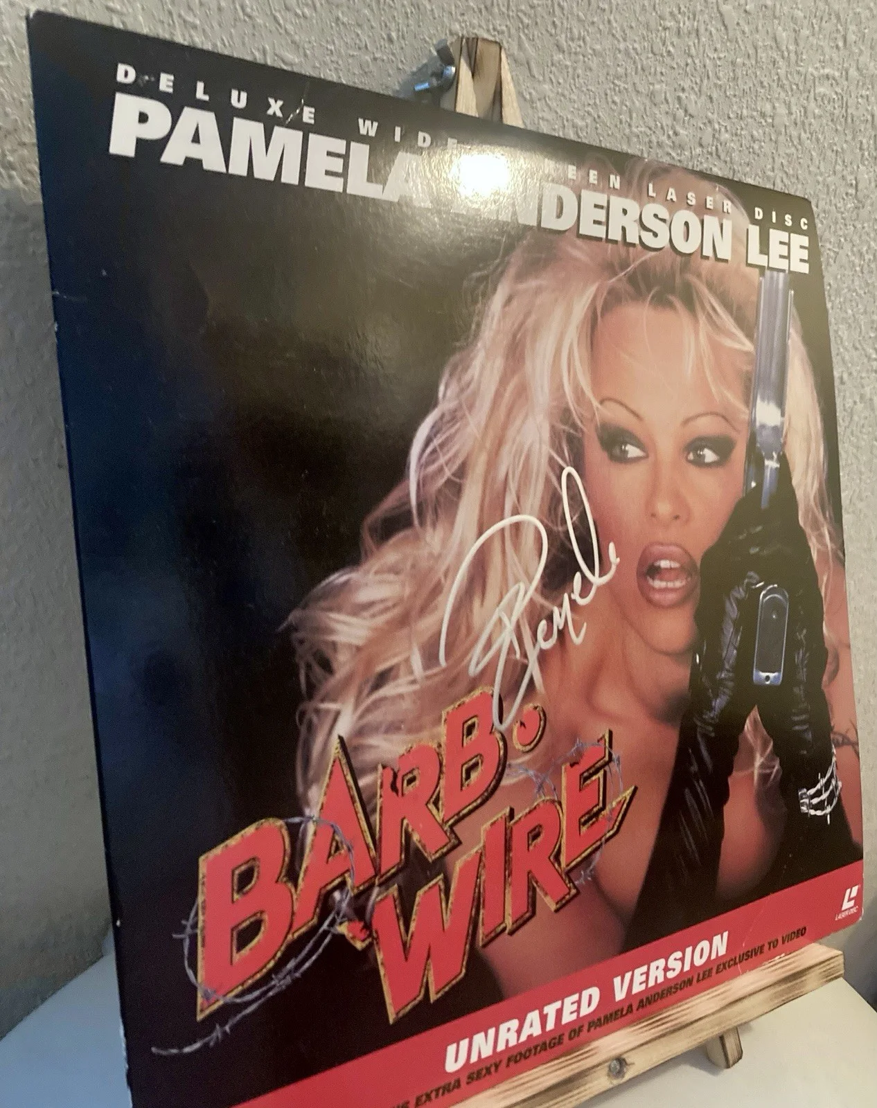 Rare Pamela Anderson Lee Signed Vintage 1995 Barb Wire Laser Disk, изображение 2