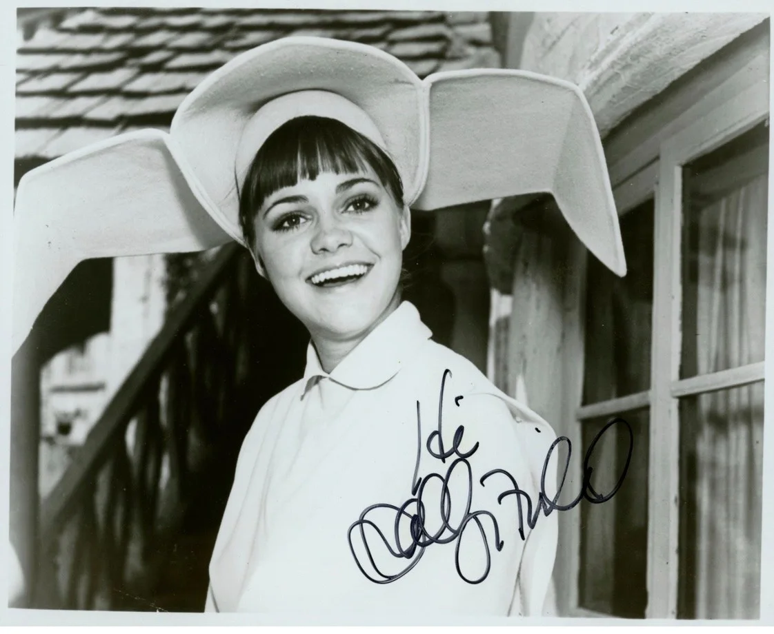 Sally Field — Sally Field Signed•*THE FLYING NUN* 1967-1968 Original Photo•8x10• B&W w/ COA