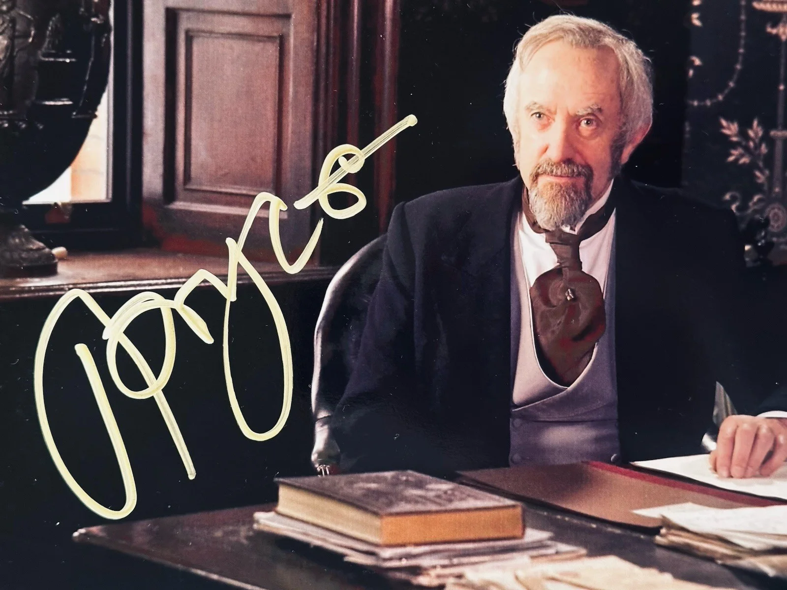 Jonathan Pryce — Jonathan Pryce signed 8x10 photo. Pirates, Two Popes. Awards Winner