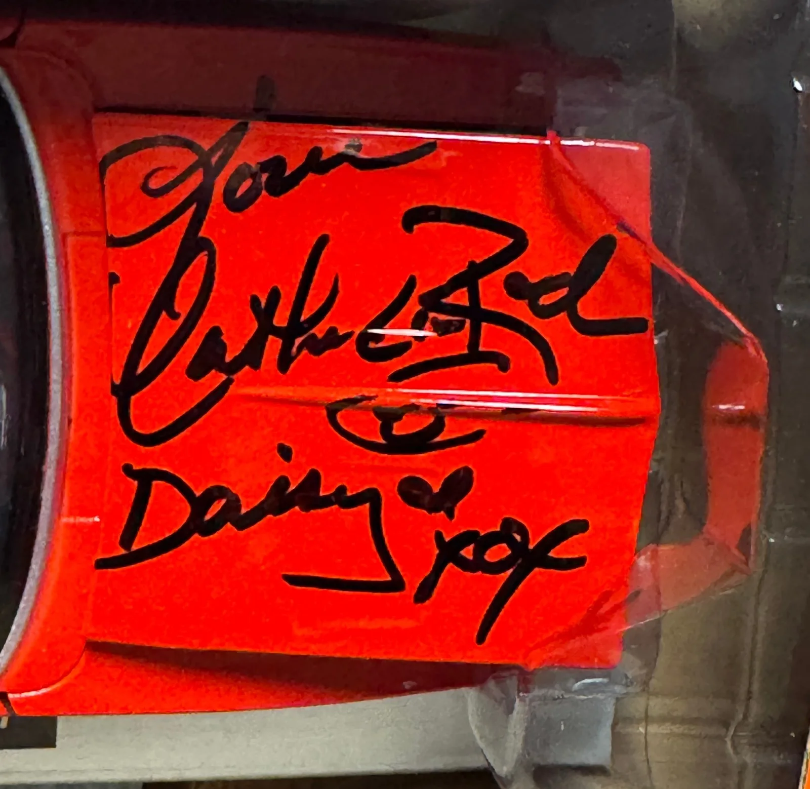 Catherine Bach w/ Daisy Insc — Catherine Bach signed Dukes of Hazzard 1:25 Scale Dodge Charger Diecast Car- COA, изображение 2
