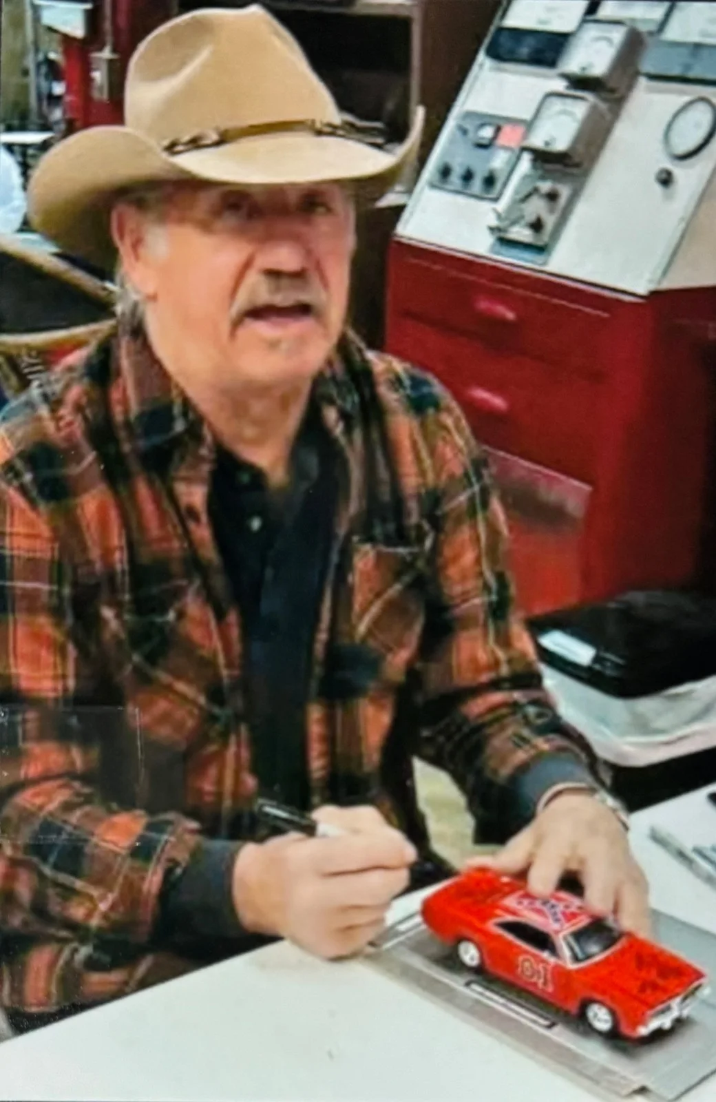 Tom Wopat, Ben Jones, Byron Cherry Coy Duke — Dukes of Hazzard signed 1969 Dodge Charger 1:25 Diecast Car - Wopat/Jones/Cherry, изображение 5
