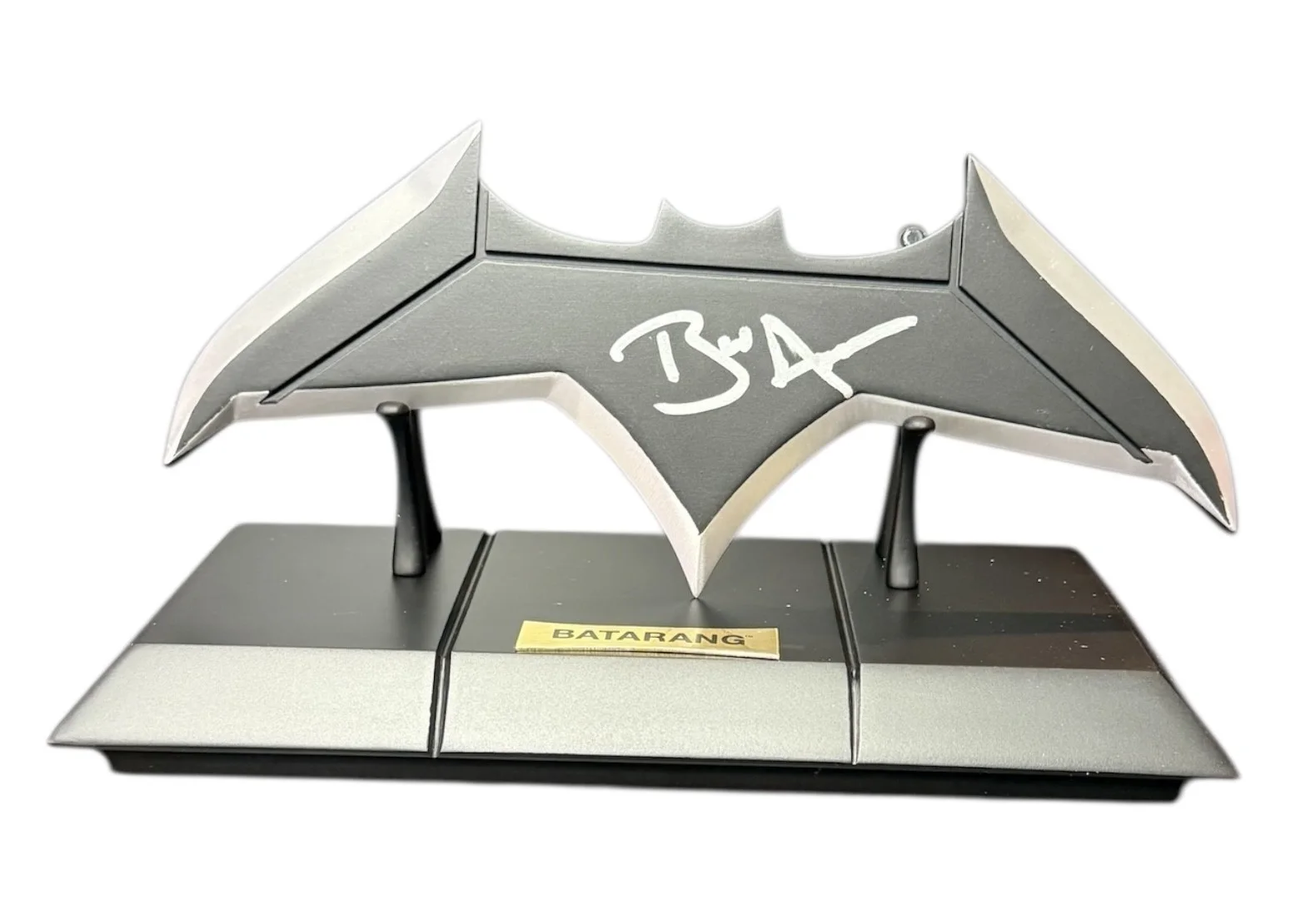 BEN AFFLECK — BEN AFFLECK SIGNED AUTOGRAPH NOBLE COLLECTION BATARANG JUSTICE LEAGUE BECKETT, image 2