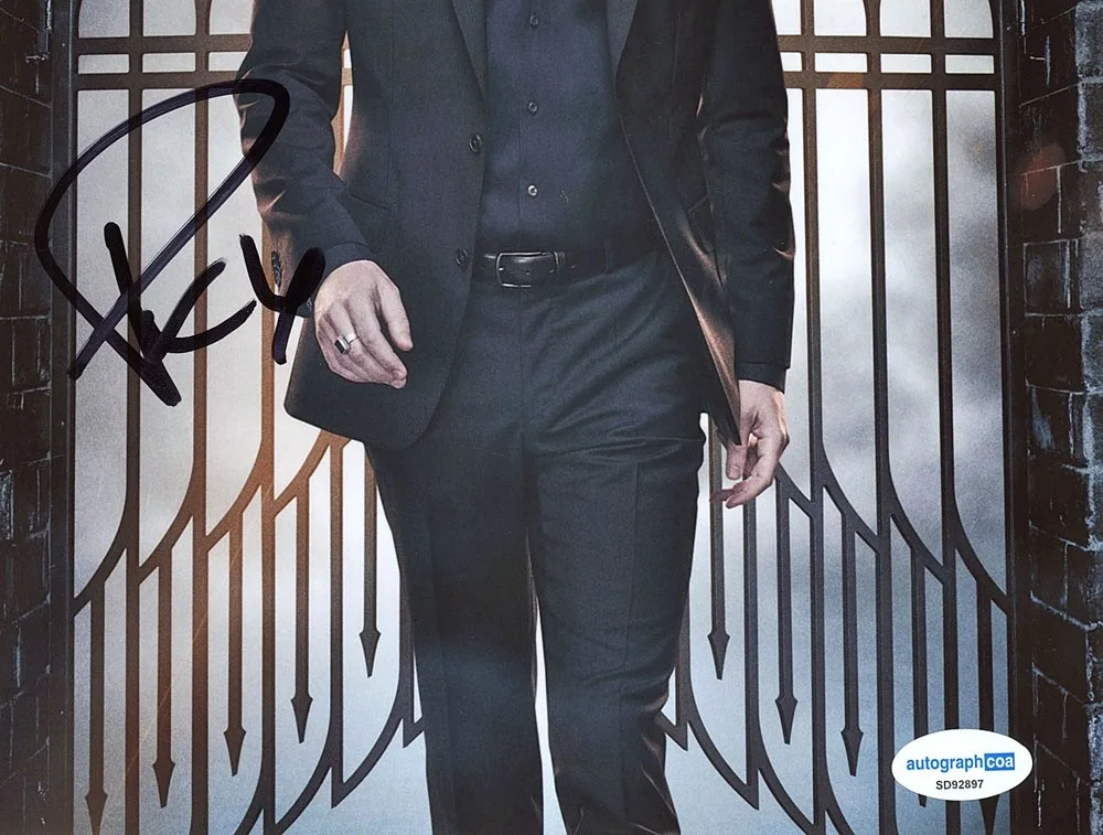 Tom Ellis — Tom Ellis signed "LUCIFER" 8x10 Photo EXACT PROOF f CIA Auto SEXY Hot ACOA COA, изображение 5