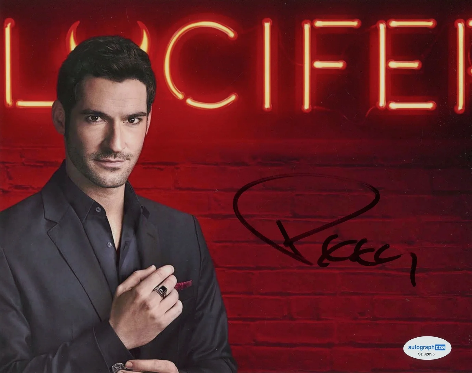 Tom Ellis — Tom Ellis signed "LUCIFER" 8x10 Photo EXACT PROOF d CIA Auto SEXY Hot ACOA COA, image 4