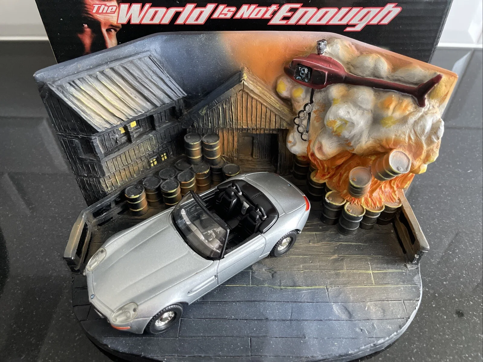 Corgi CC99105 James Bond 007 The World is not Enough BMW Z8 & Diorama, Ltd Ed, изображение 2