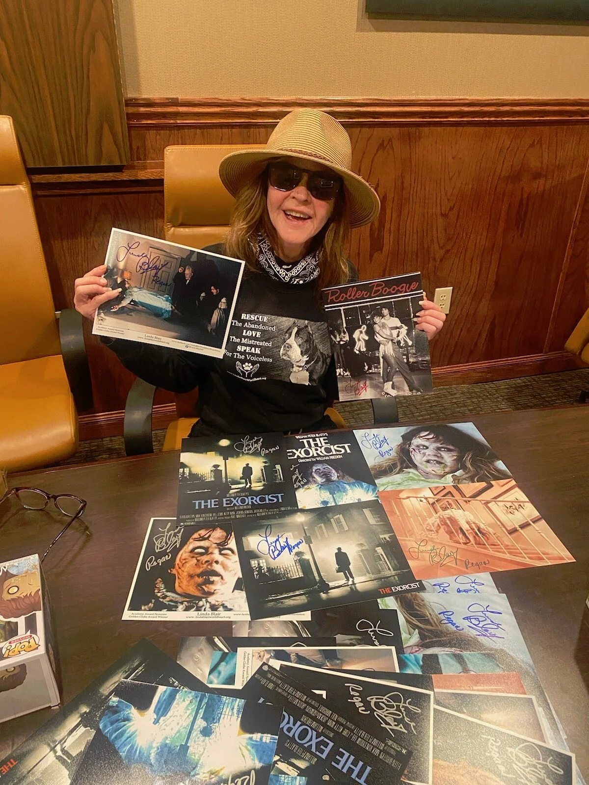 Linda Blair — The Exorcist Linda Blair autographed 8x10 with Priest Signed in Purple photo JSA, изображение 2