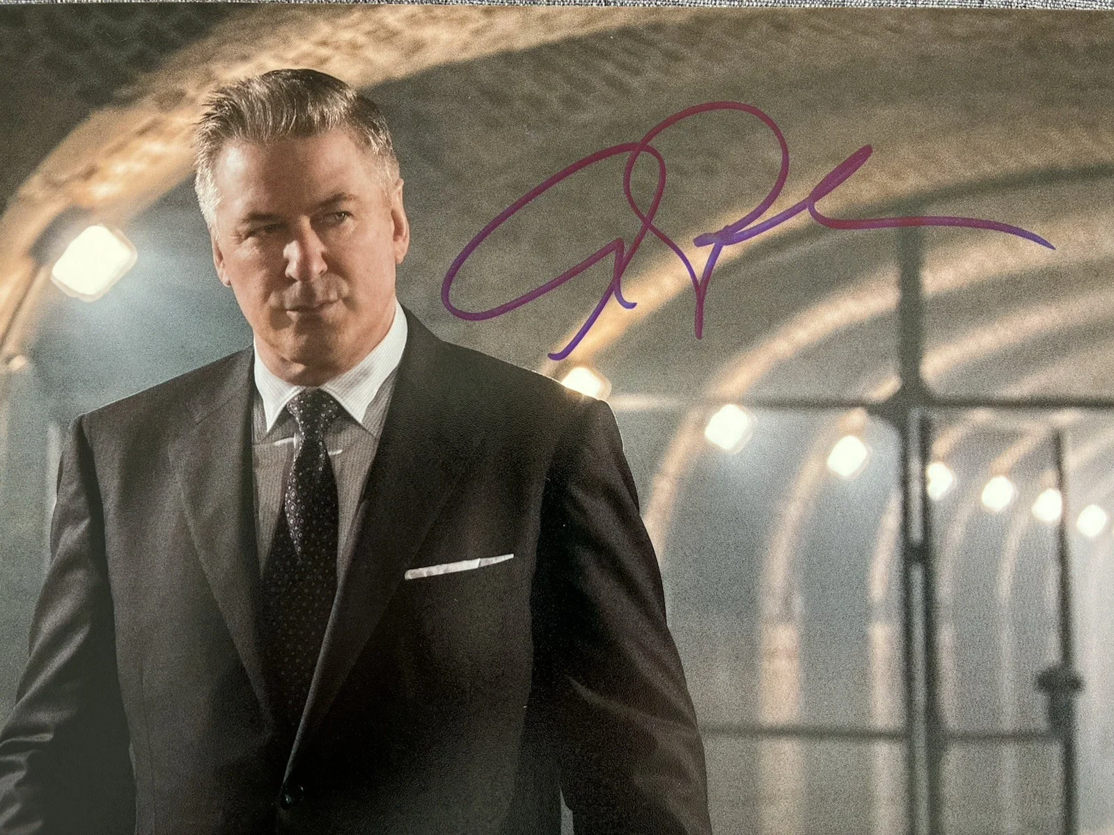 Alec Baldwin — ALEC BALDWIN SIGNED 8X10 PHOTO ACTOR MASSAPEQUA BORN KIM BASINGER WIFE JSA, изображение 2