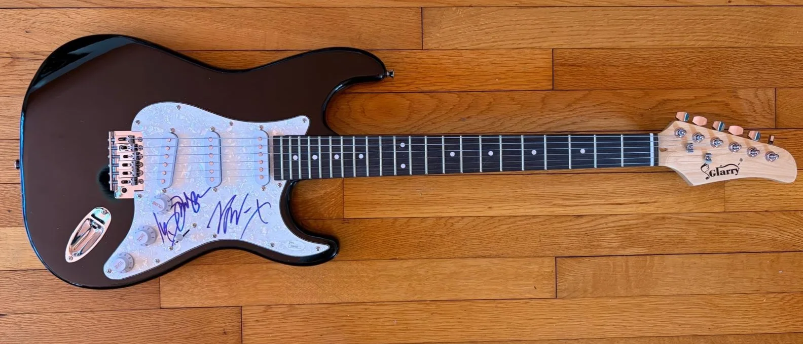 Gary LeVox, Jay DeMarcus, Joe Don Rooney — RASCAL FLATTS X3 SIGNED AUTOGRAPHED STRATOCASTER GUITAR GARY JAY JOE JSA COA, image 2