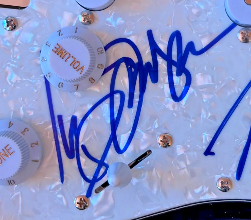 Gary LeVox, Jay DeMarcus, Joe Don Rooney — RASCAL FLATTS X3 SIGNED AUTOGRAPHED STRATOCASTER GUITAR GARY JAY JOE JSA COA, image 3