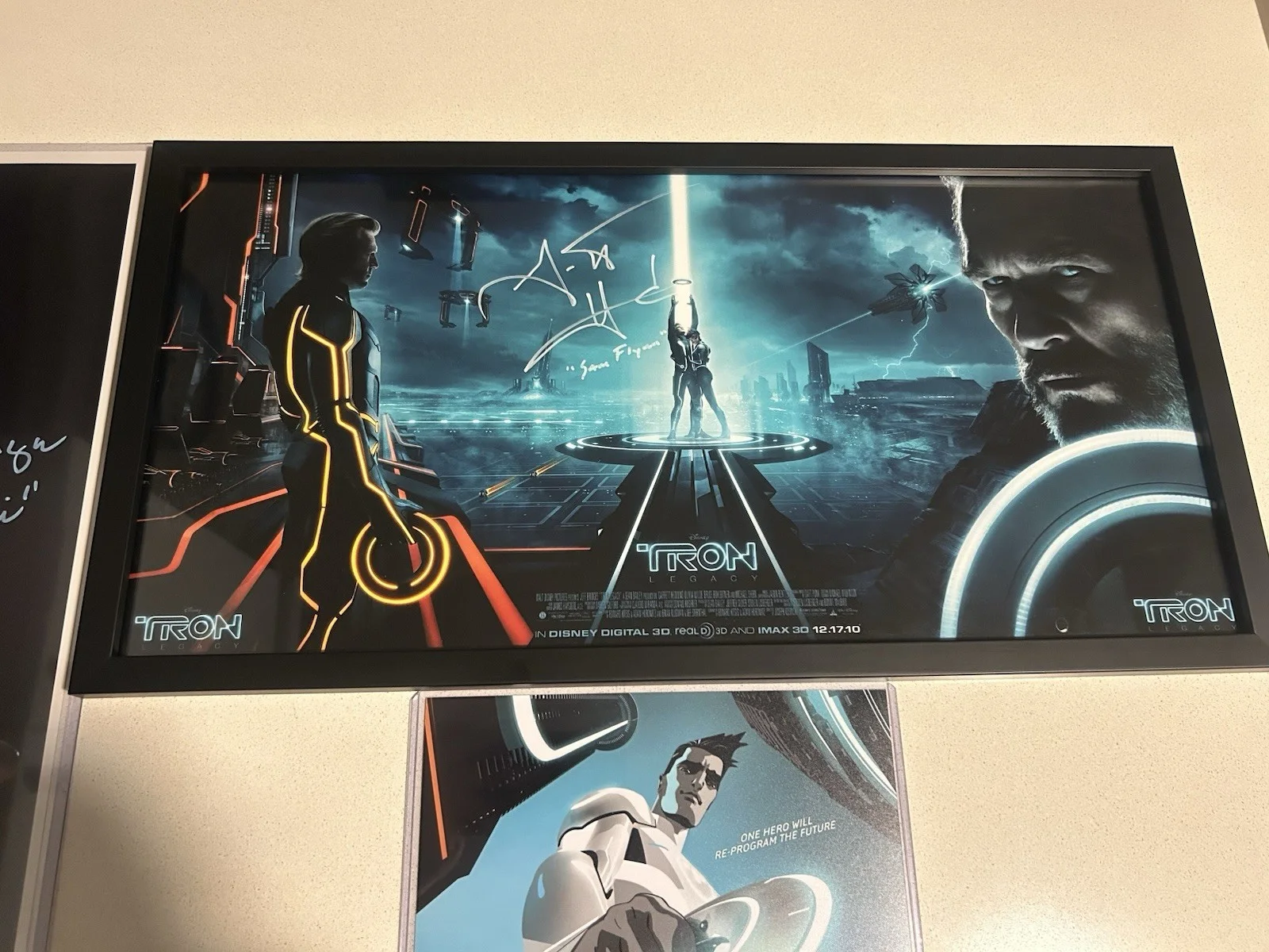 Garrett Hedlund — Tron Signed Poster Lot Of 3 Tron Legacy Uprising JSA Beckett, изображение 3