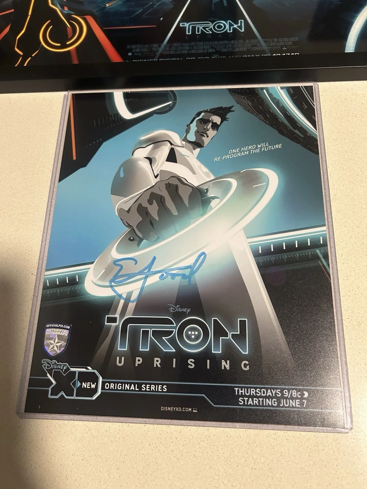 Garrett Hedlund — Tron Signed Poster Lot Of 3 Tron Legacy Uprising JSA Beckett, изображение 5