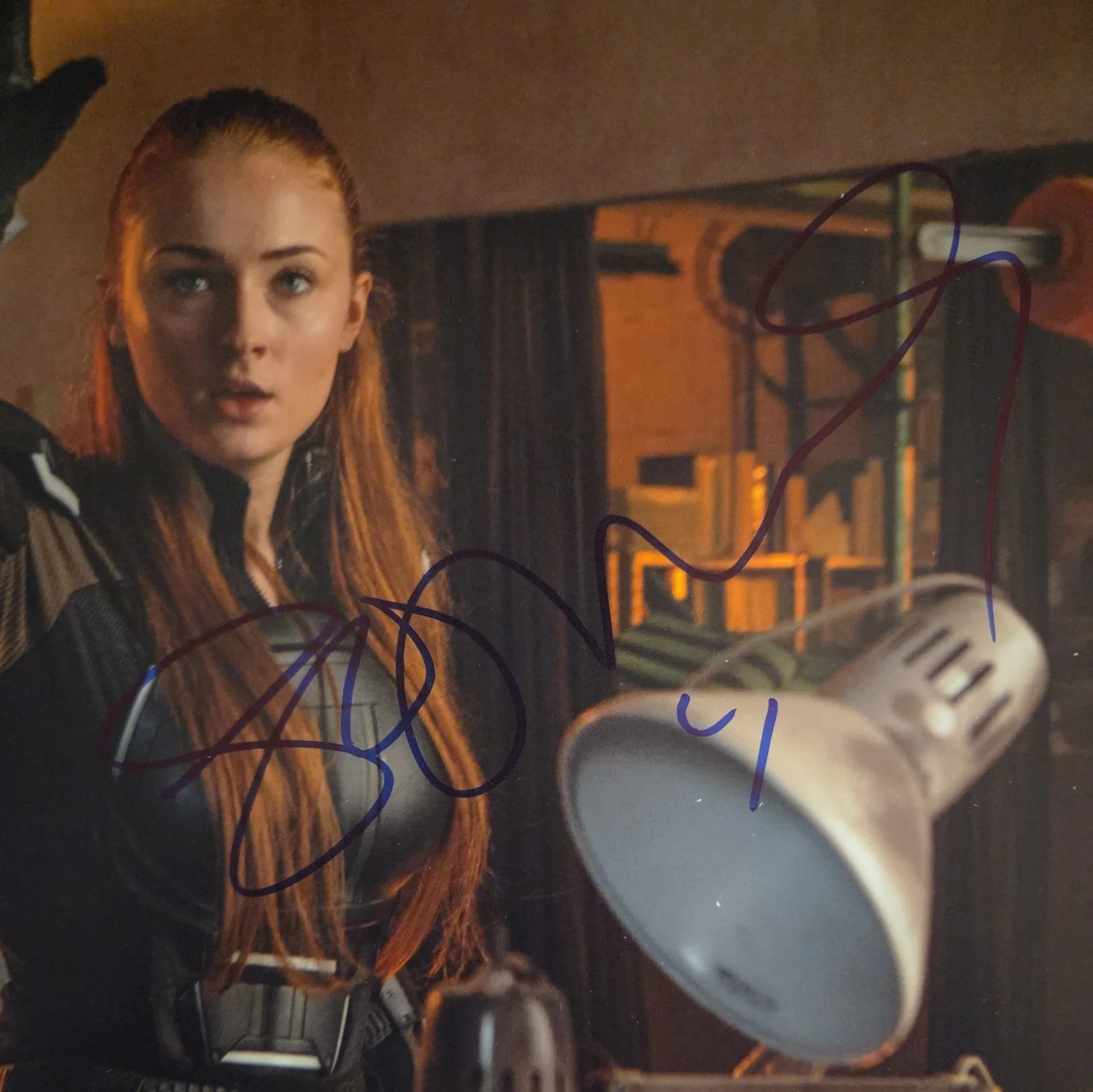 Sophie Turner — Sophie Turner Signed 11"x14" Photo PSA/DNA Game Of Thrones X-Men Dark Phoenix, изображение 2