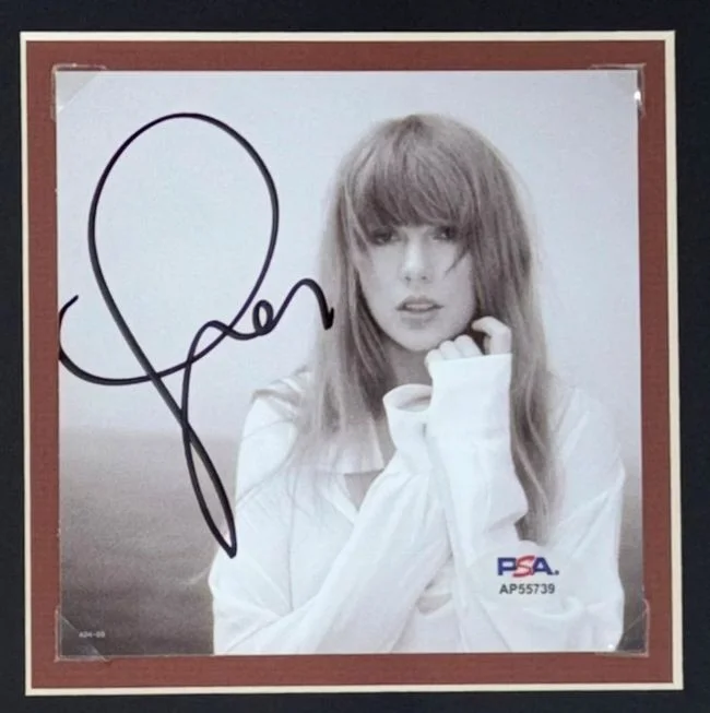 Taylor Swift — Taylor Swift Signed Framed Life Of Showgirl Sweatshirt w/ Signed Insert PSA/DNA, изображение 2