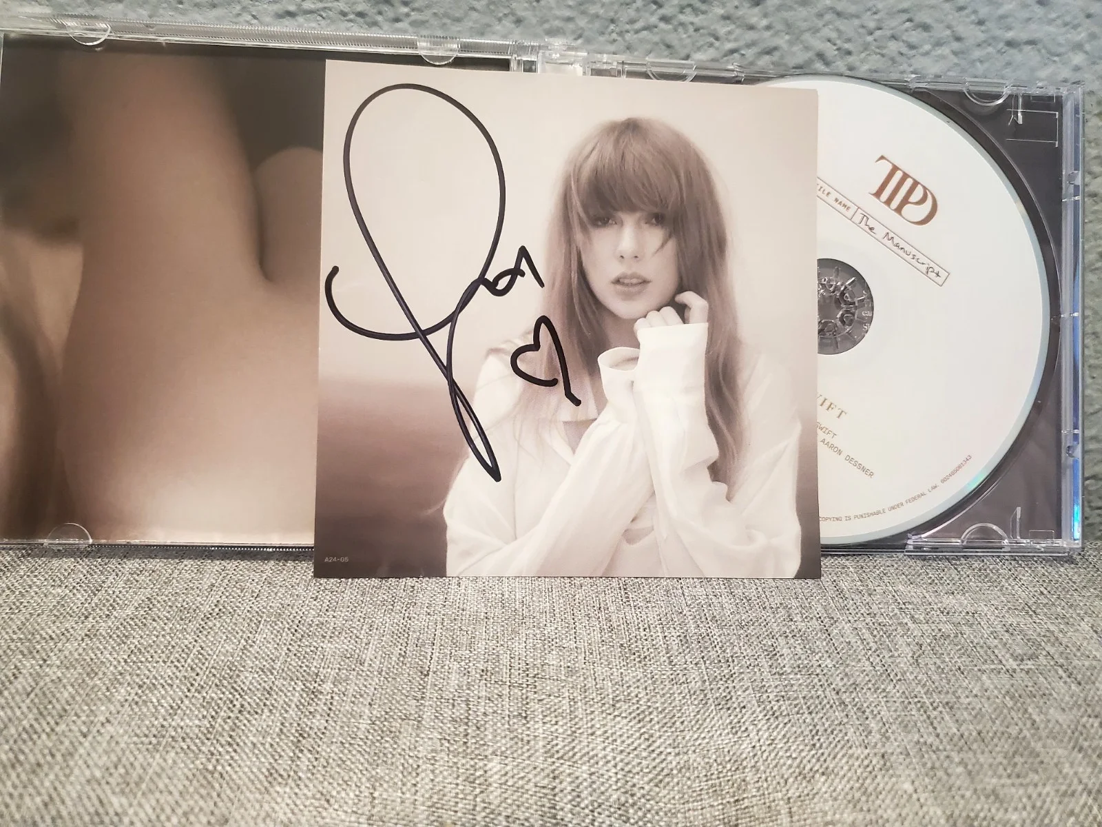 Taylor Swift The Tortured Poets Department TTPD Signed Cd WITH HEART, изображение 3