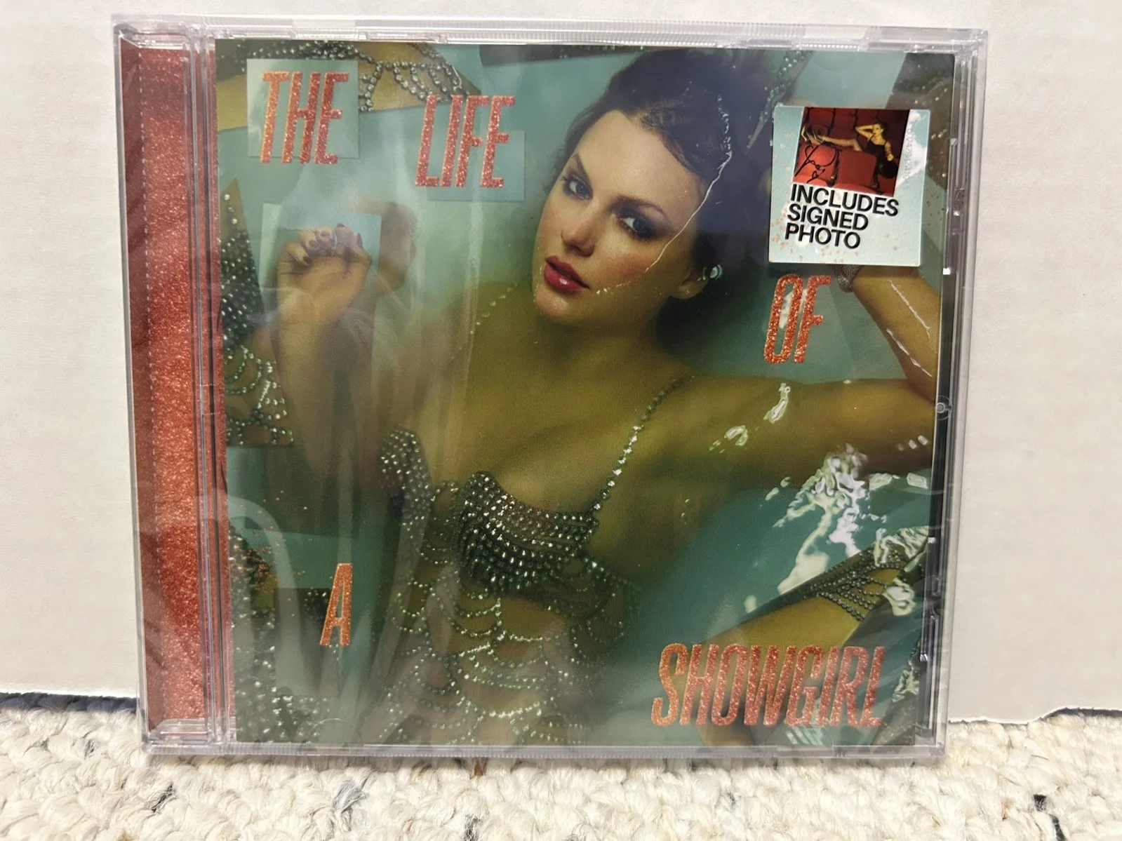 Taylor Swift The Life of a Showgirl CD + Hand Signed Photo 4 - SEALED!, изображение 2
