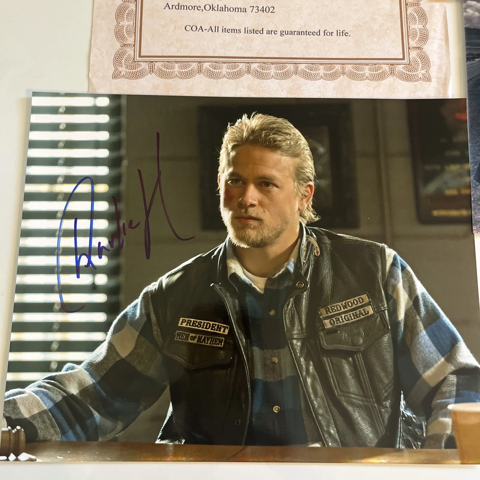 Charlie Hunnam — Charlie Hunnam autographed signed Sons of Anarchy Jax 8x10 photos set of 3, изображение 2