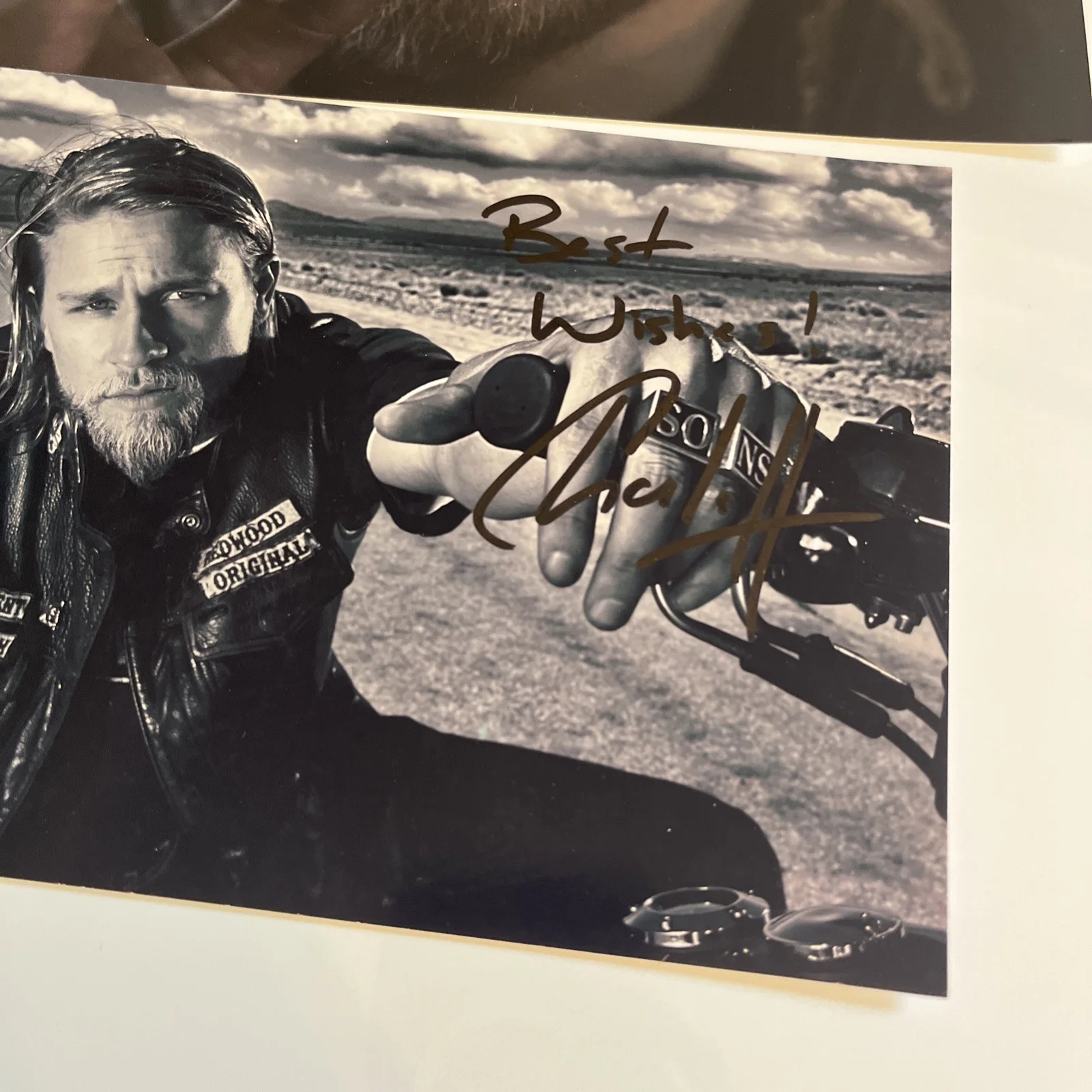 Charlie Hunnam — Charlie Hunnam autographed signed Sons of Anarchy Jax 8x10 photos set of 3, изображение 4