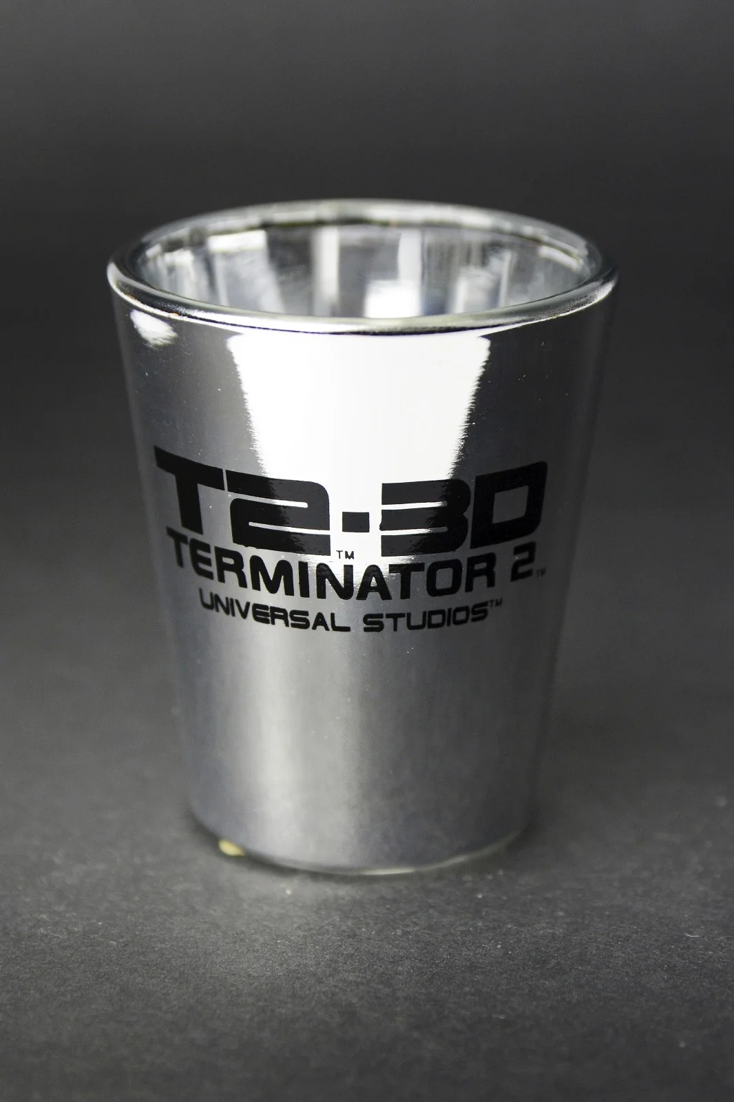 UNIVERSAL STUDIOS T2 3D TERMINATOR BATTLE ACROSS TIME KEYRING SKULL SHOT GLASS, image 2