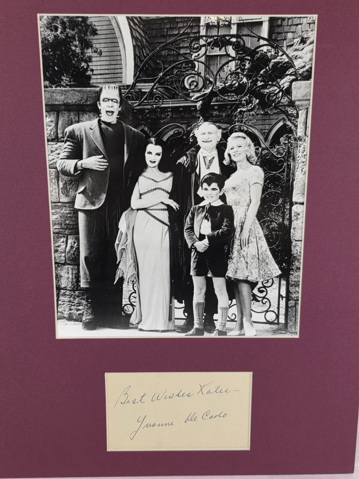 Yvonne De Carlo — Munsters Yvonne De Carlo Autograph w/ COA 11x14 Matte, изображение 2