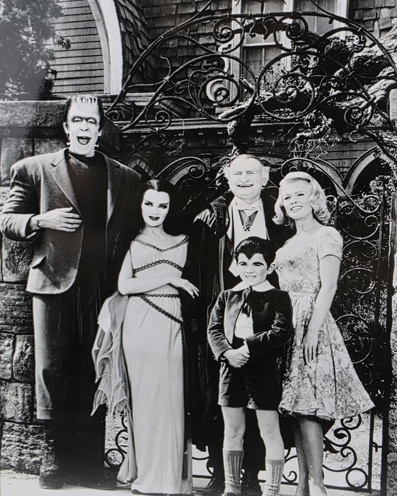 Yvonne De Carlo — Munsters Yvonne De Carlo Autograph w/ COA 11x14 Matte, изображение 4