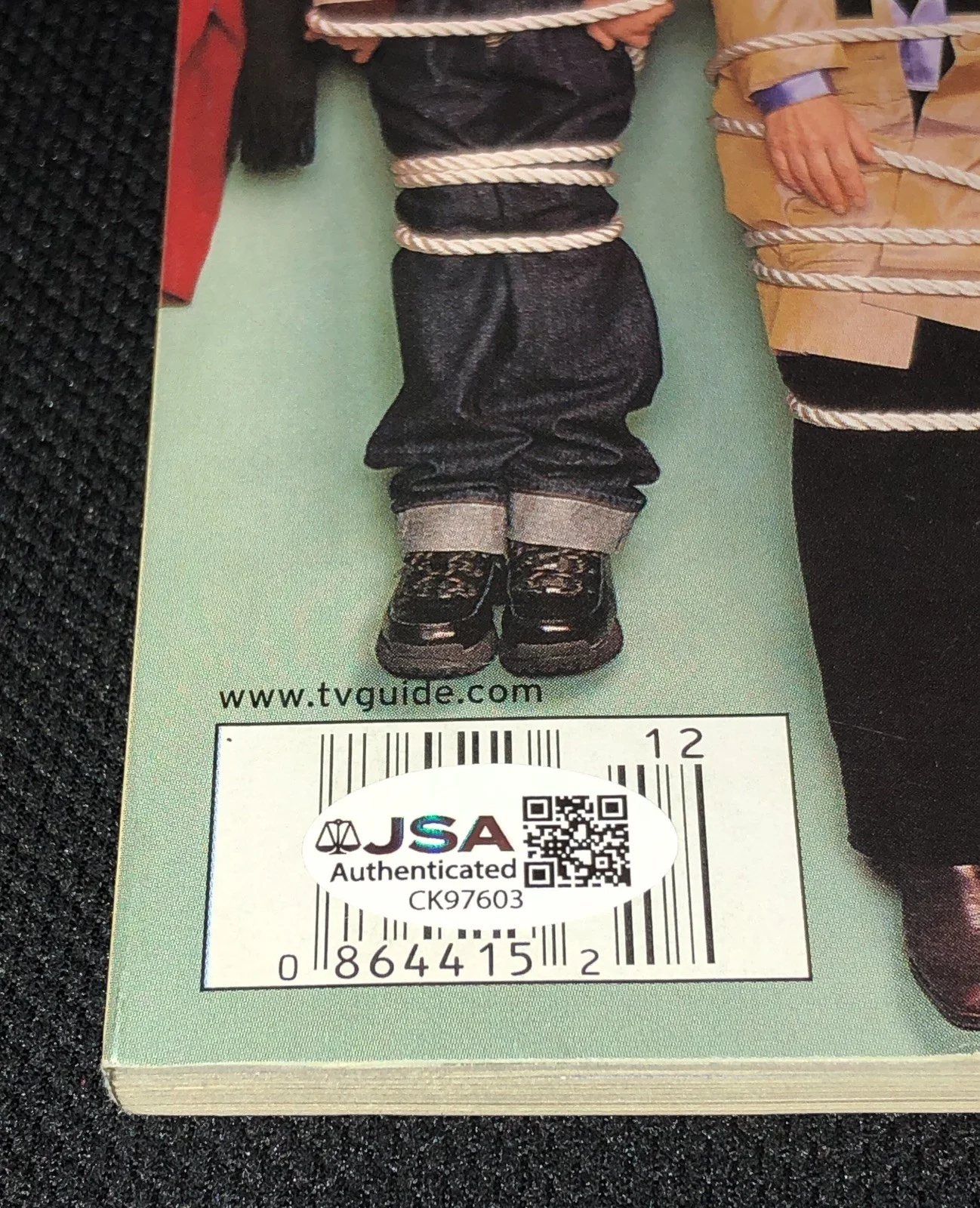Bryan Cranston — Bryan Cranston Frankie Muniz Malcolm In The Middle Cast Signed TV Guide JSA COA, изображение 3