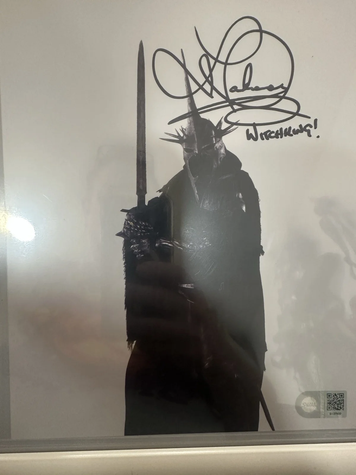 LAWRENCE MAKOARE — LAWRENCE MAKOARE Signed Lord of the Rings NAZGUL Photo shadowbox 12x15 4-charity, изображение 2