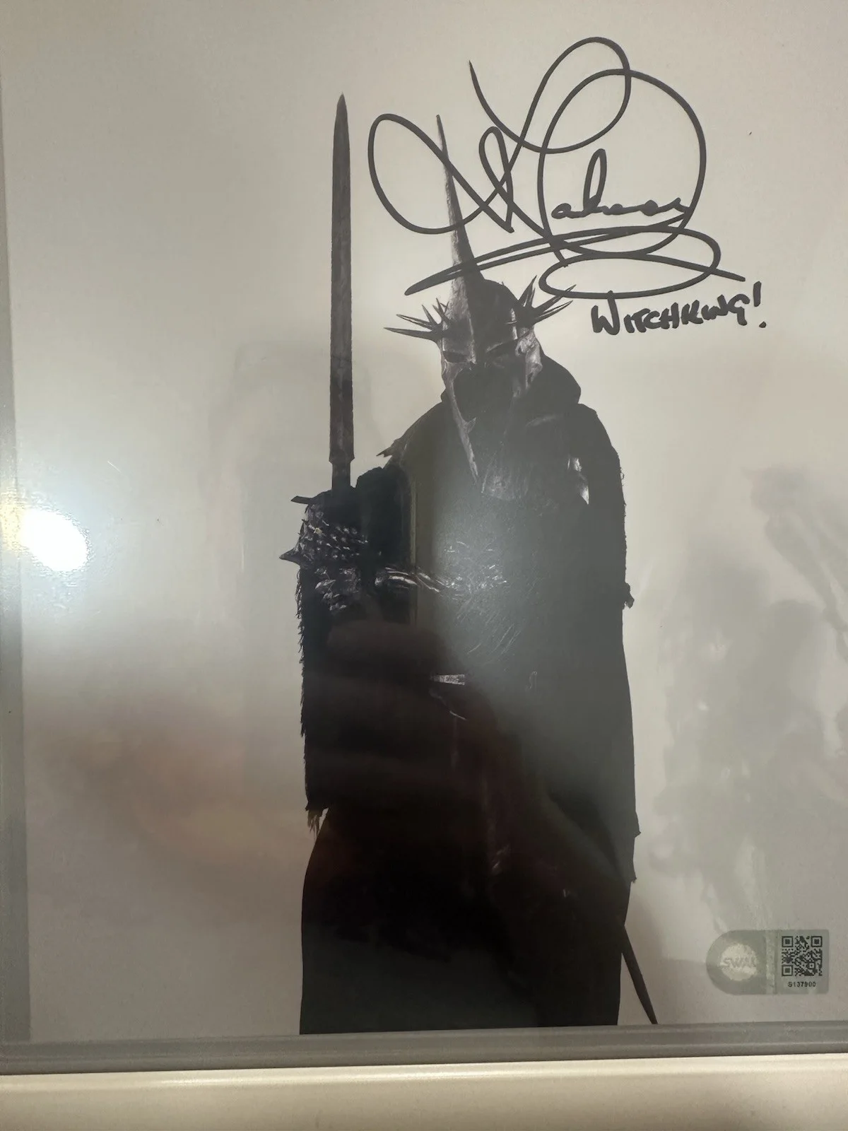 LAWRENCE MAKOARE — LAWRENCE MAKOARE Signed Lord of the Rings NAZGUL Photo shadowbox 12x15 4-charity, изображение 3